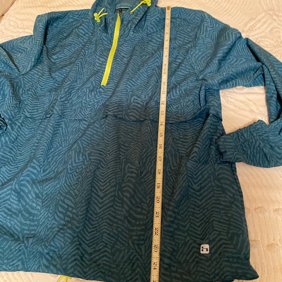 Turquoise patterned lightweight windbreaker with yellow zipper and pulls. - Picture 6 of 6
